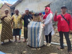 Anggota DPRD Banyuwangi dari Fraksi PDI Perjuangan, Yayuk Bannar Sri Pangayom Serahkan Bantuan Tandon Air