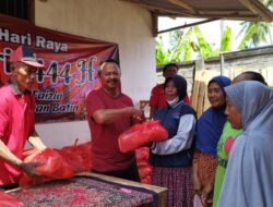 Momen Ramadhan, Anggota Fraksi PDI Perjuangan DPRD Banyuwangi, Irianto, SH Bagikan 1000 Paket Sembako