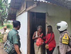 Peduli Sesama di Bulan Ramadhan, PAC PDI Perjuangan Banyuwangi Kota Salurkan Ratusan Paket Sembako kepada Warga Kurang Mampu