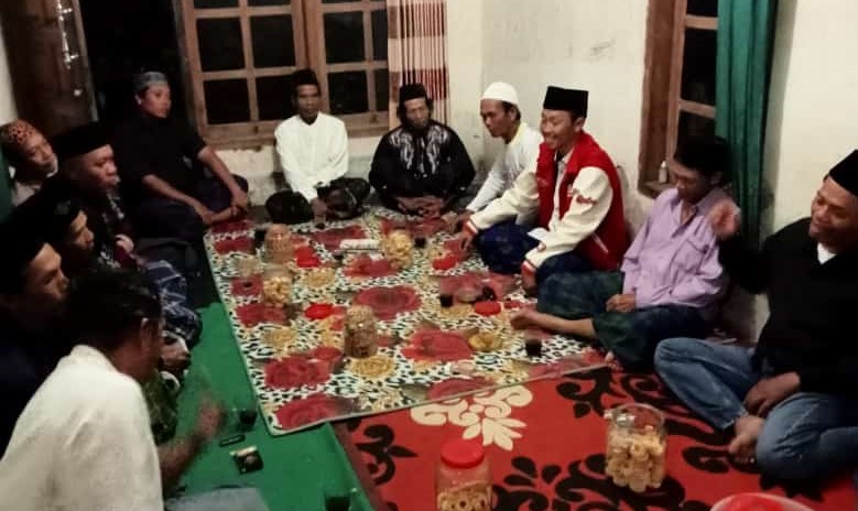 Caleg PDI Perjuangan, Hariyanto (kanan baju merah) saat bersilaturahmi di Dusun Kunir Desa Singojuruh