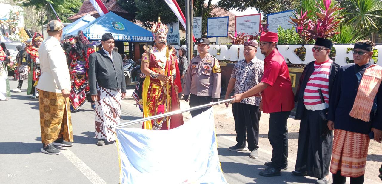 Ketua DPRD Banyuwangi, I Made Cahyana saat melepas kirab budaya Desa Tembokrejo Muncar