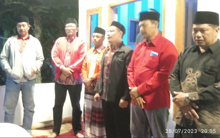 Ketua DPRD Banyuwangi,I Made Cahyana Negara (dua dari kiri) saat serap aspirasi di Desa Bangunsari Kecamtan Songgon