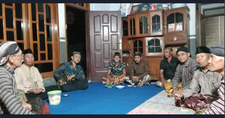 Anggota fraksi PDI Perjuangan DPRD Banyuwangi, Patemo (tiga dari kanan)