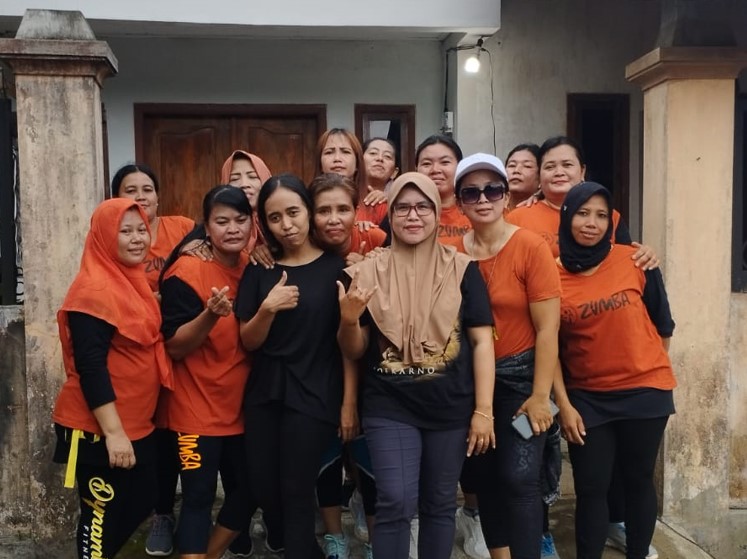 Bacaleg PDI Perjuangan Dapil Banyuwangi VI, Rina Wijayanti (Berkerudung)