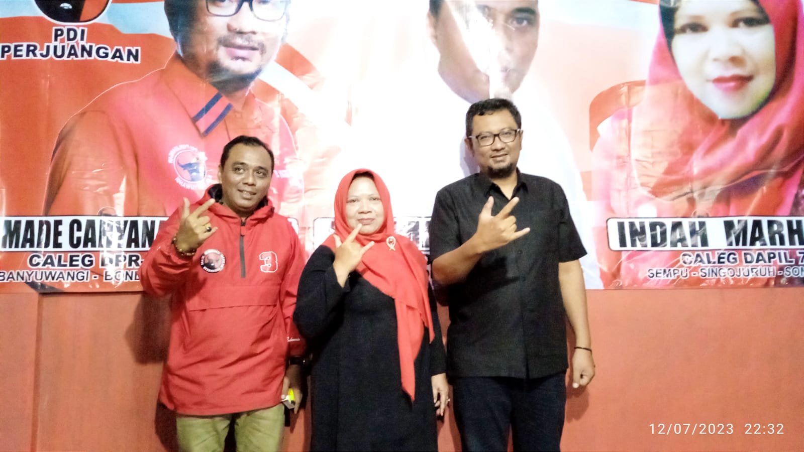 Ketua DPC PDI Perjuangan Banyuwangi, I Made Cahyana Negara (kanan) Indah Marhen (tengah) dan Hermanto (kiri) berfor=to bersama usai menggelar silaturahmi bersama warga Desa Jambewangi