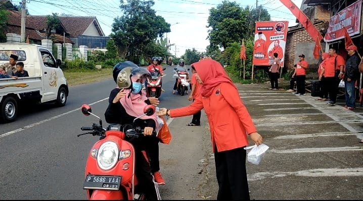 Bacaleg PDI Perjuangan, Siti Jamiah saat menggelar kegiatan Jum'at Berkah dengan membagikan nasi kotak kepada pengguna ajalan