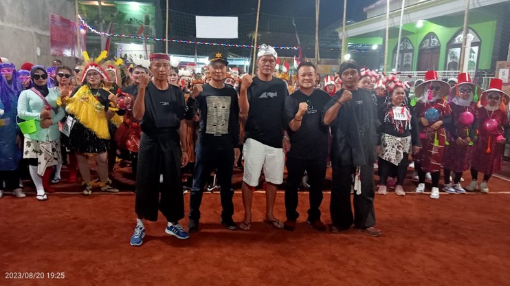 Wendriawanto (dua dari kanan) berfoto bersama dengan panitia dan peserta gerak jalan unik