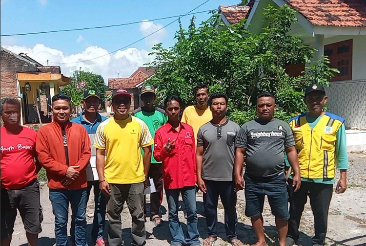Anggota DPRD Banyuwangi dari Fraksi PDI Perjuangan, Anom Bashori (dua dari kiri) saat tinjau pelanksanaan pavingisasi