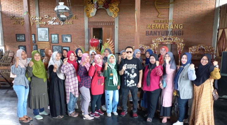 Caleg PDI Perjuangan Dapil Banyuwangi VIII, Wendriawanto (tengah) bersama kaum perepuan