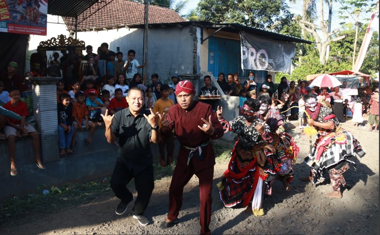 Anggota DPR RI dari Fraksi PDI Perjuangan, Sonny T Danaparamitah (kiri)
