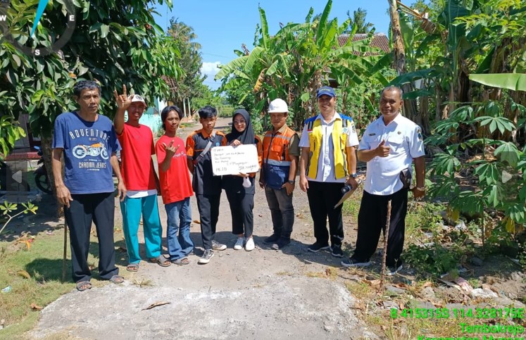Koordinator warga, Ipin (tiga dari kiri) saat memonitor MC 0 pengerjaan pavingisasi di Desa Tembokrejo Muncar yang diusulkan melak=lui kegiatan Reses Anom Basori