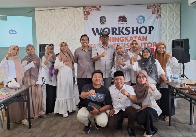 Ketua DPRD Banyuwangi,I Made Cahyana Negara (bertopi) bersama Tutor PKBM Merdeka