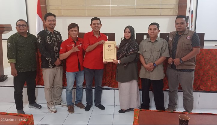 BP Pemilu DPC PDI Perjuangan Banyuwangi, Ance T Prasetyo saat menerima berita acara penyerahan dokumen rancangan DCS