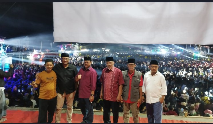 Ketua DPRD Banyuwangi, I Made Cahyana Negara (dua dari kiri), Ketua Komisi I DPRDm Irianto bersama jajaran Pemerintahan Desa Kumendung dalam puncak acara bersih Desa Kumendung