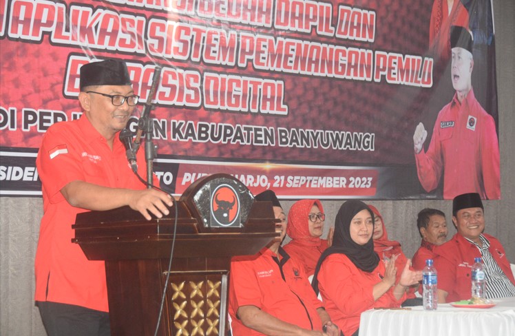 Ketua DPC PDI perjuangan Banyuwangi, I Made Cahyana Negara saat memberi sambutan awal rakor pemenangan Pemilu 2024