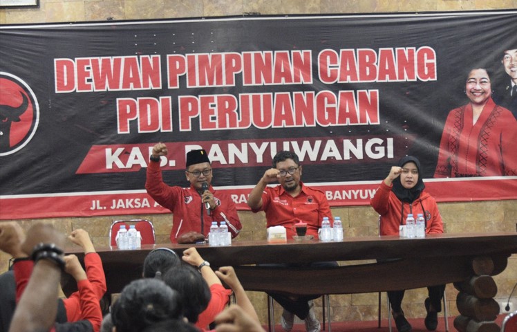 Caleg DPR RI, H.M Guntur Romli saat silaturahmi bersama jajaran struktural partai di DPC PDI perjuangan Banyuwangi