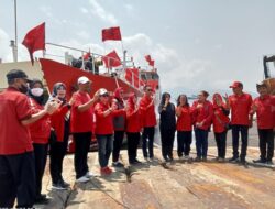 Bupati Ipuk Fiestiandani Tinjau Baksos Kesehatan DPC PDI Perjuangan bersama Kapal RS Laksamana Malahayati.