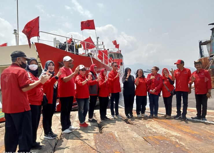 Bupati Iupk Fiestianani bersama jajaran DPC DI Perjuangan Banyuwangi di depan Kapal RS Terapung Laksamana Malahayati