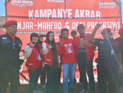 Ikuti Jalan Sehat dan Kampanye Akbar Desi Prakasiwi, Massa PDI Perjuangan Padati Lapangan Desa Sumbersewu Muncar