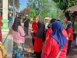 Caleg PDI Perjuangan Banyuwangi Bagi-bagi Telur Gratis Sembari kampanye Capres Cawapres Ganjar Pranowo-Mahfud MD