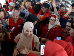 Salam Tiga Jari dan Tarian Gandrung Iringi Kedatangan Atikoh Ganjar di Banyuwangi